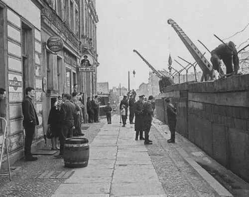 13 августа 1961 года Берлин был разделен колючей проволокой Бетонная стена - фото 17