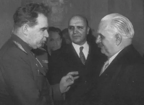 Владимир Семенов в центре на 75летии Вильгельма Пика Советский посол в - фото 31