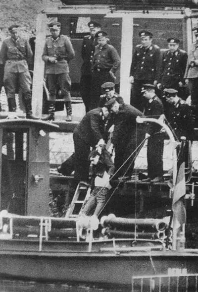 За 28 лет существования Берлинской стены были убиты и ранены сотни граждан ГДР - фото 37