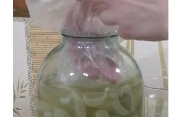 Пакет как пробка для бутылки Если нет пробки от бутылки но есть гвоздь или - фото 4