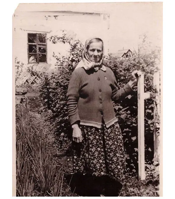 Лопаченко Шерая Елена Ивановна у своего дома в селе Синда Начало 1960х гг - фото 5