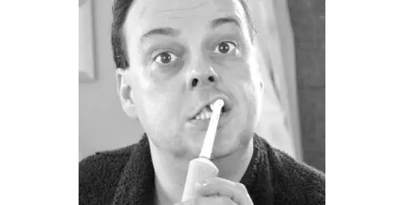 What is he cleaning his teeth with An electric toothbrush Чемон - фото 66