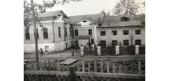 Детский дом вид со двора В детдоме вырос мой папа Он попросился туда сам - фото 11