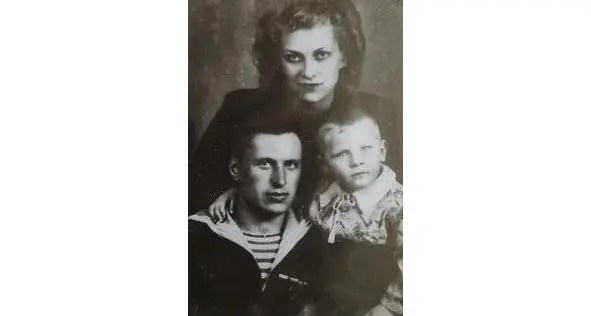 Вылегжанин Андрей Захарович Мой дед Вылегжанин Андрей Захарович в бескозырке - фото 4