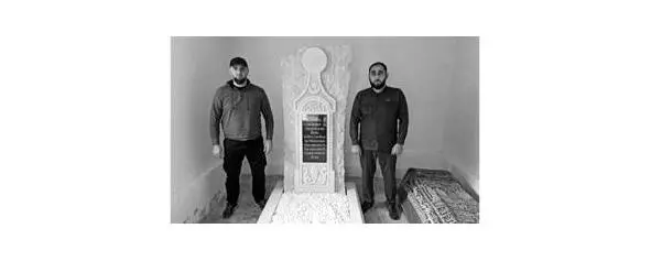Потомки Гебекшейха у могилы великого предка Магомед и СайдБек Башировы - фото 5