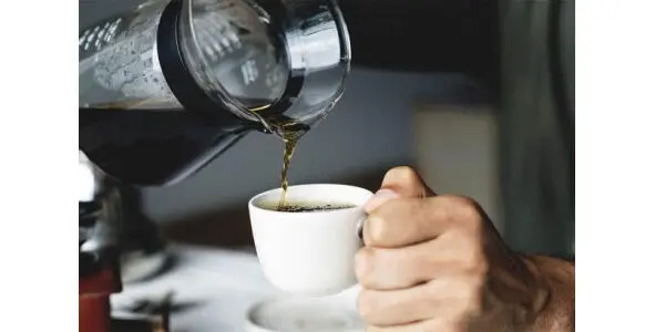 Налей кофе в мою чашку Не обожгись Наливаю осторожно Pour the coffee - фото 157
