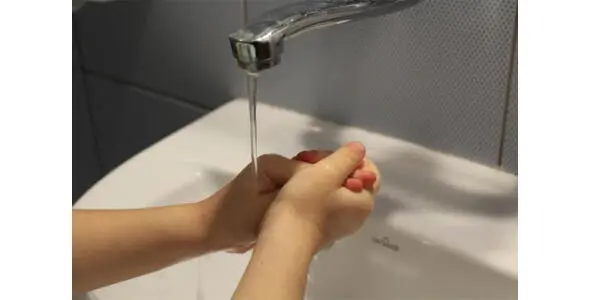 Намочи руки водой Я намочил их Wetyour hands with water I have wet - фото 32