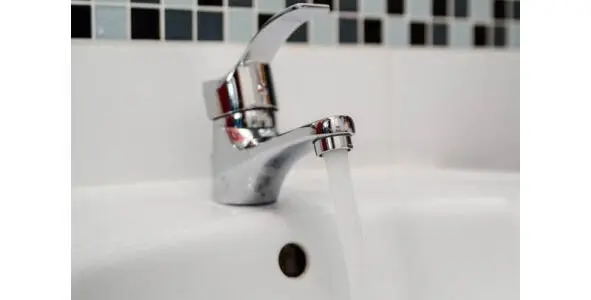 Включи воду в раковине Я включила её Turn on the water in the sink - фото 68