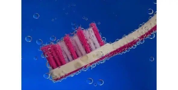 Промой зубную щётку Я промываю её Rinse the toothbrush Im rinsing - фото 70