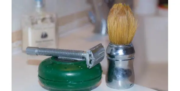 Намочи помазок тёплой водой Я намочил его Wet the shaving brushwith - фото 80