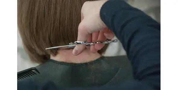 Обрежь мне волос этими ножницами Хорошо не двигайся Cutmy hair withthe - фото 97
