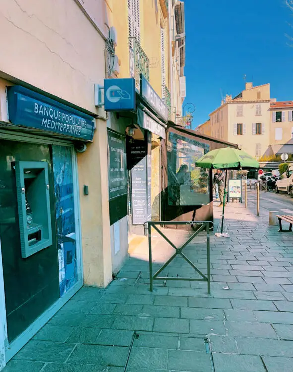 Avril Lundi Tôt le matin Les rues sont désertes le marché provençal est - фото 1