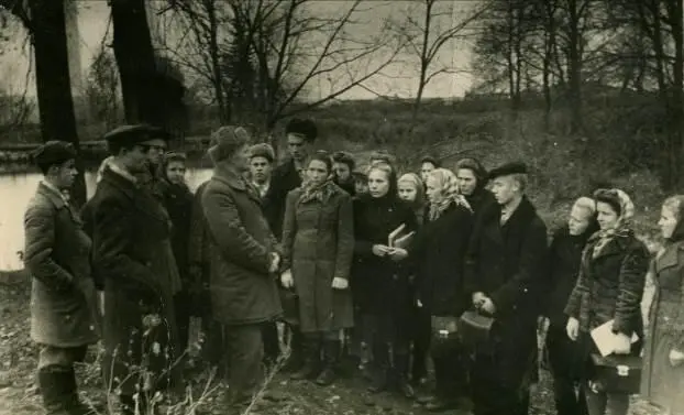 Краско ФЕ проводит экскурсию 1952 год Газета Горьковская коммуна от 29 - фото 11