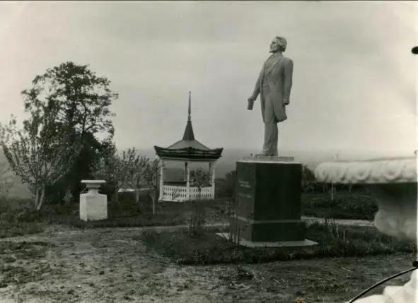 Китайская беседка и памятник Белинскому 1957 год На лошадях возили брёвна - фото 5