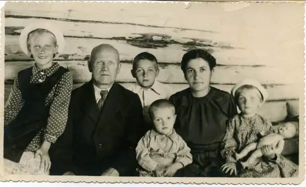 Семья Краско Зоя папа Лев Женя мама и я В 1948 году в газете Колхозная - фото 8