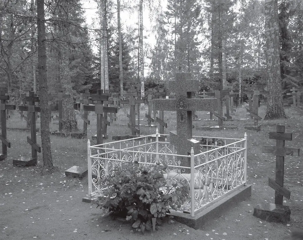 Крест на могиле схиигумена Иоанна на монастырском кладбище Фото 2010 г Земное - фото 74