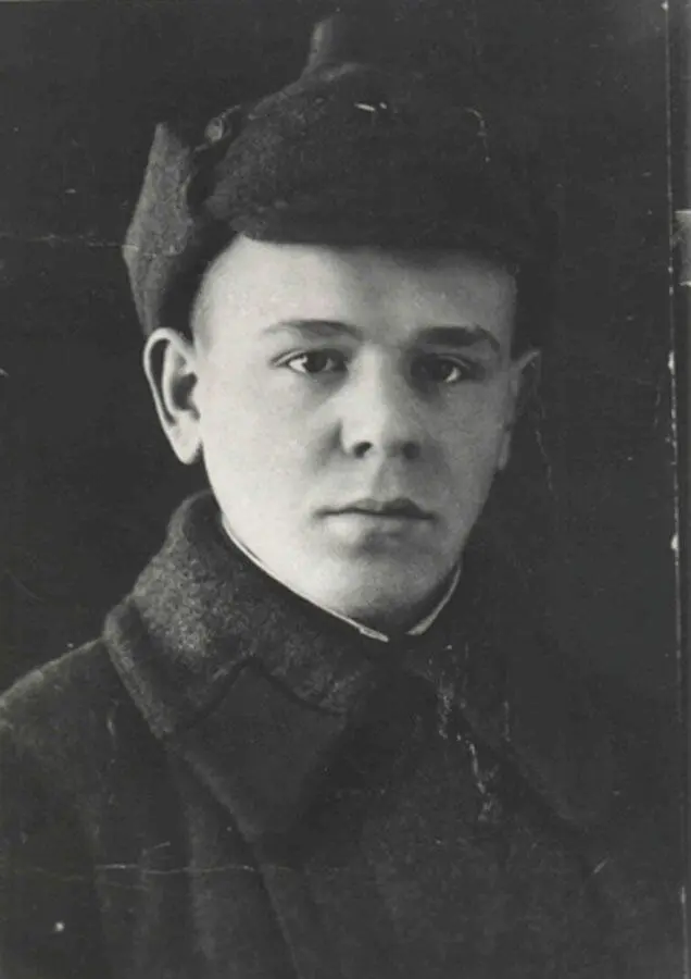 Январь 1941 года Барминский Василий Васильевич Боец Кунгурского 416го - фото 1