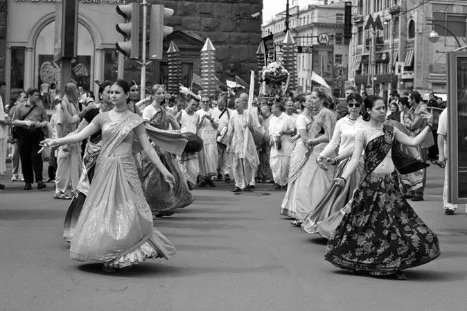 Рис 56 Кришнаиты распевают на улицах Москвы мантру Харе Кришна Взято из - фото 58