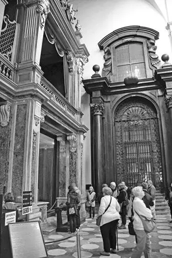 Рис 284 Посетители у раки с Плащаницей 2014 год Рис 285 Г В - фото 284