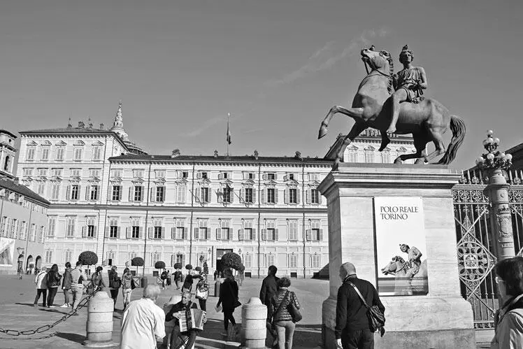 Рис 291 Королевский дворец Palazzo Reale Перед ним в XIX веке поставили - фото 291