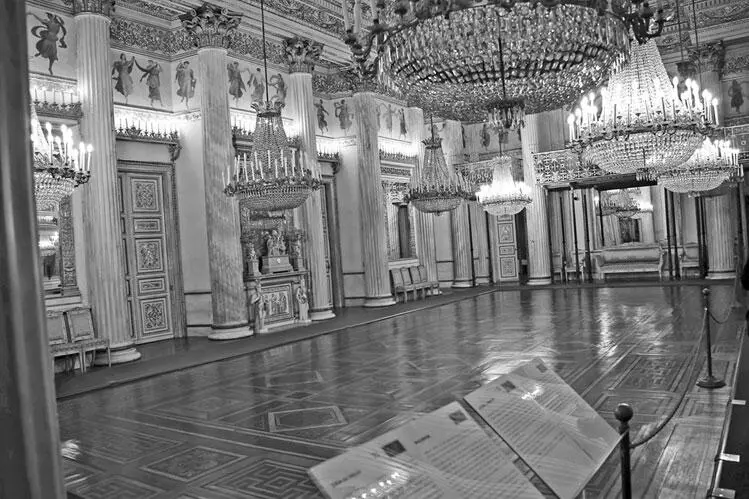 Рис 298 Бальный зал Королевского дворца савойцев Рис 299 Оружейная - фото 298