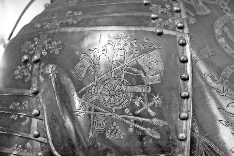 Рис 301 Гравировка на заднем панцире рыцарских савойских доспехов - фото 301