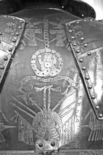 Рис 303 Еще одно изображение на заднем панцире рыцарских савойских доспехов - фото 303