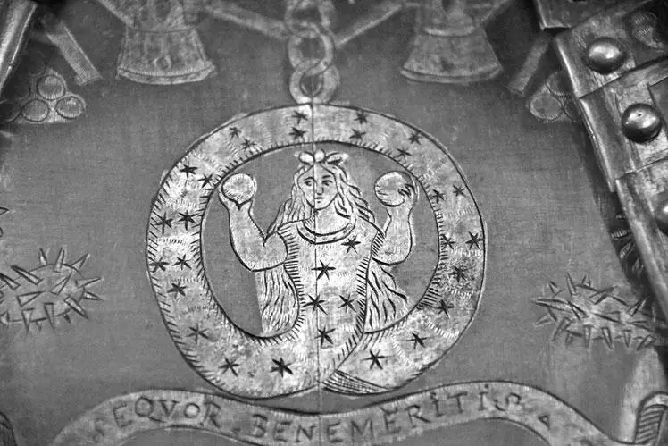 Рис 304 Увеличенный фрагмент со старинным славянским оберегомамулетом - фото 304