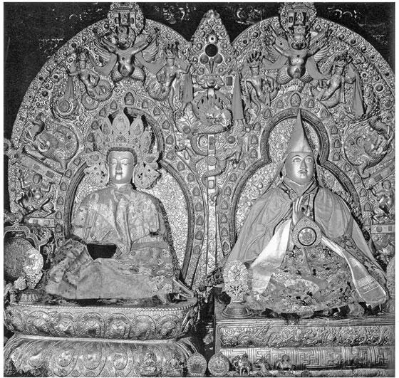 Рис 306 Будда Шакьямуни и ДалаЛама V Потала Тибет Лхаса Справа и слева - фото 306