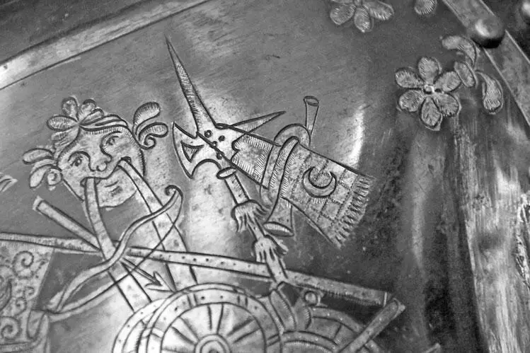 Рис 312 Увеличенный фрагмент савойского доспеха Рис 313 Шлем рыцаря - фото 312