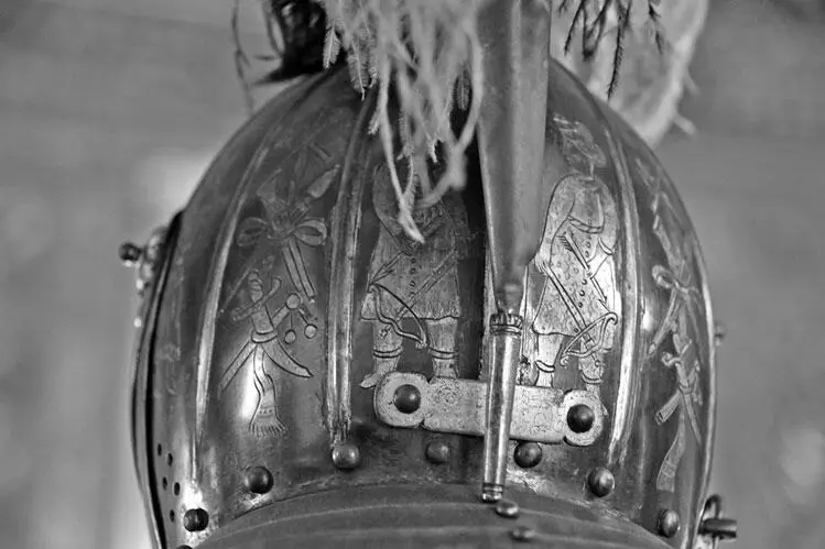 Рис 313 Шлем рыцаря савойца Вид сзади Два казака с длинными усами и в - фото 313