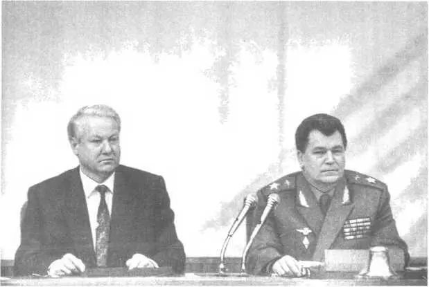 Январь 1992 года Всеармейское офицерское собрание в Кремле доставившее Борису - фото 10