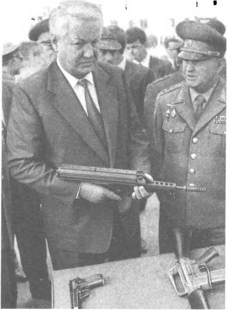 Жаркой политической осенью 1993 года президент России зачастил в подмосковные - фото 2