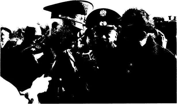 Поздняя осень 1996 года Владивосток Генерал армии И Родионов в одной из - фото 39