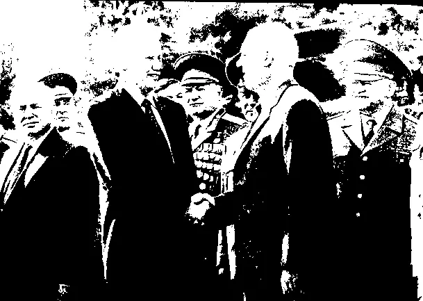 9 мая 1997 года Президент Ельцин пожимает руку министру обороны И Родионову - фото 44