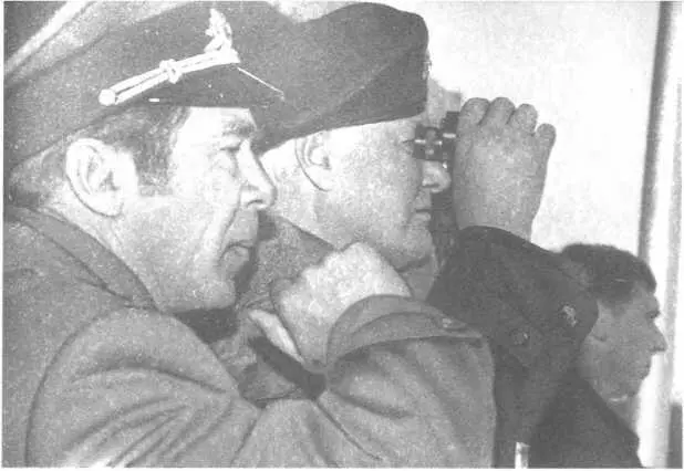 Осень 1993 года Министр внутренних дел РФ генерал Виктор Брин демонстрирует - фото 6