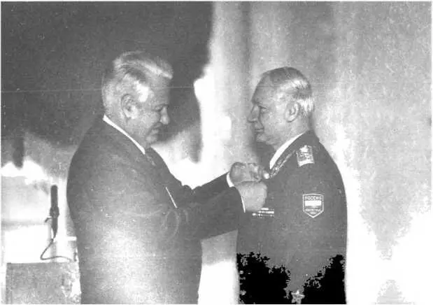 23 февраля 1996 года орденом За военные заслуги был награжден Главком ВМФ - фото 7