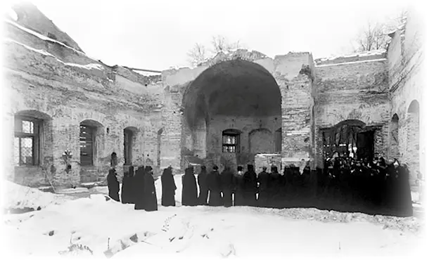 По дороге на ночлег в скит проходя мимо разрушенного храма Казанской иконы - фото 11