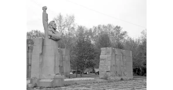 Здесь изображены барельефы идущих людей закованных в кандалы Отдельно - фото 5