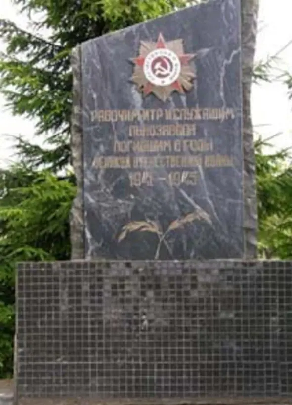 На территории льнозавода установлен памятник рабочим и служащим льнозавода - фото 17