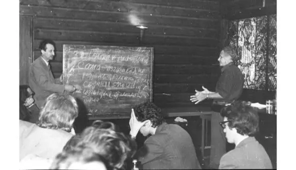 Петрозаводск 1980 Около доски слева В Богач справа Г Альтшуллер Спиной - фото 172