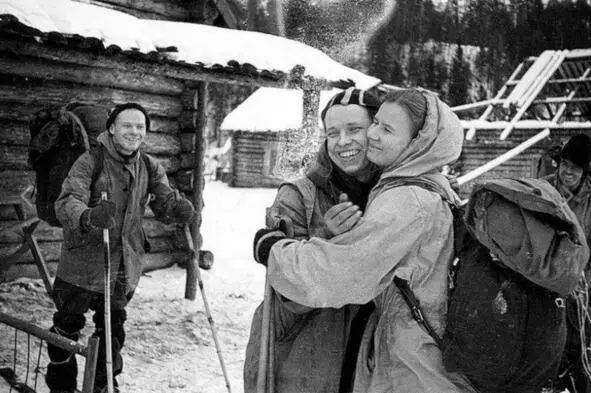 Люда тепло прощается с Юрием Юдиным во 2ом Северном руднике Ещё одним - фото 4