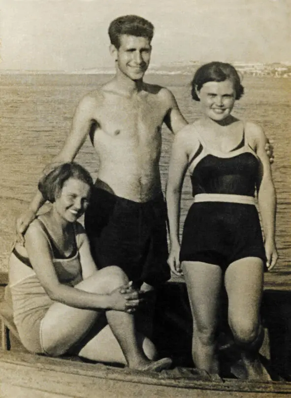 Одна из двух сохранившихся довоенных фотографий отца на которой он ещё с двумя - фото 2
