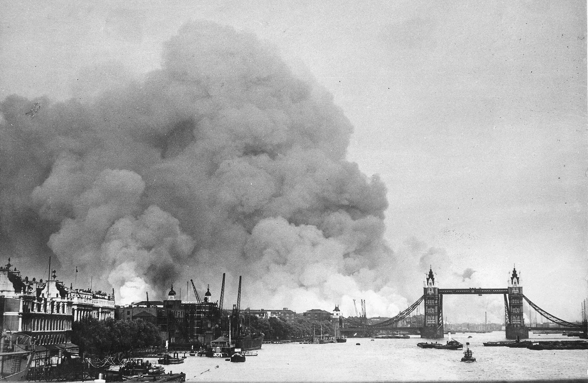 Лондон после немецкой бомбардировки 29 декабря 1940 г Только 15 сентября над - фото 3