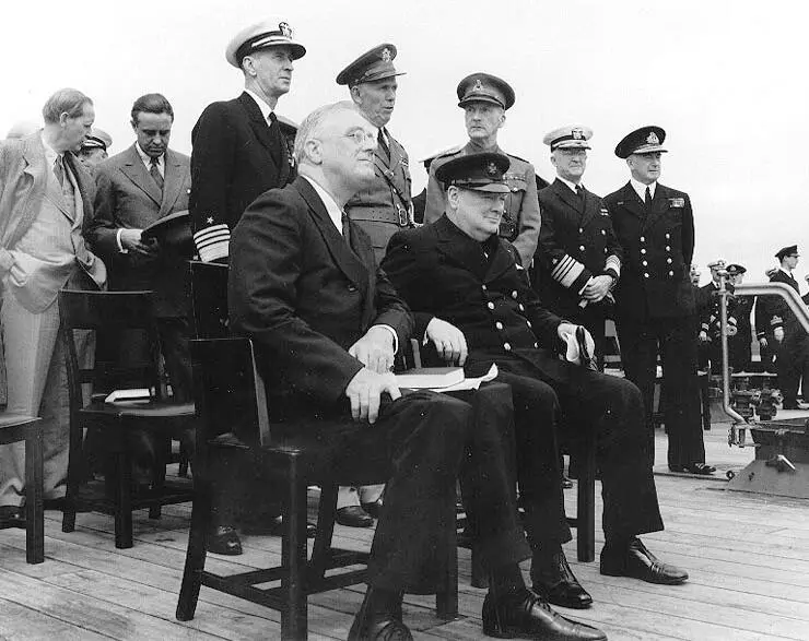 Рузвельт и Черчилль на палубе линкора август 1941 г Из России в США приходили - фото 6