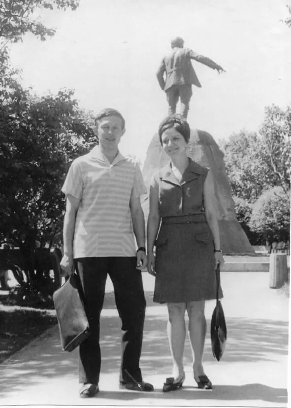 Первый курс журфака 1970 год С однокурсницей Галей Черновой в сквере возле - фото 4