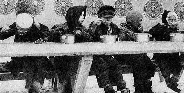 Фотографии голодающих сделанные Фритьофом Нансеном во время поездки по - фото 41