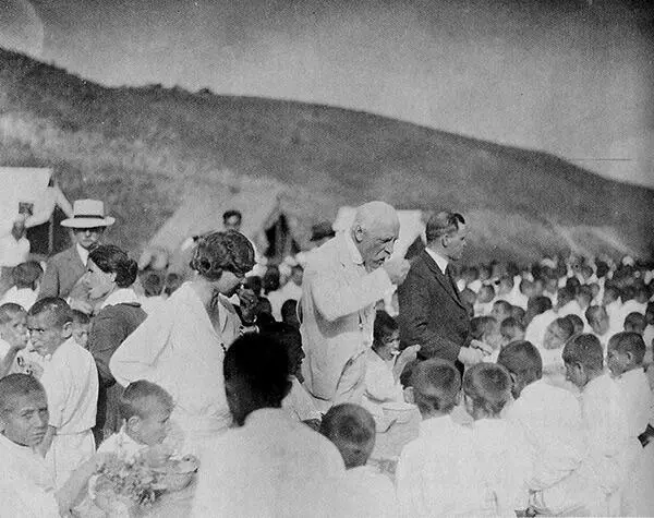 Нансен в летнем лагере для сирот в Александрополе 1925 г Юбилейная монета в - фото 48