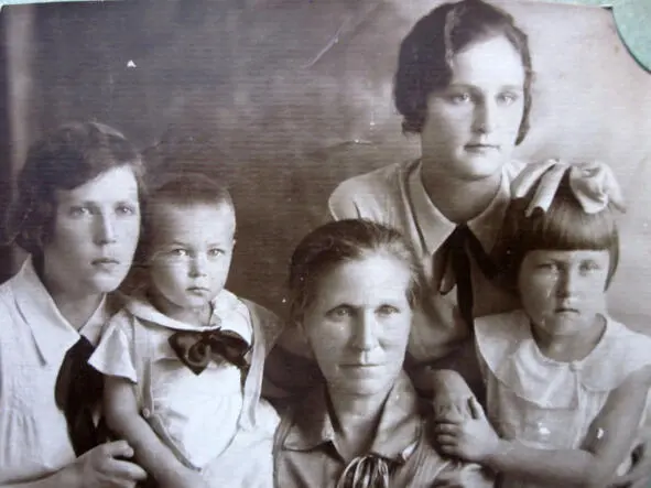 Анна Ивановна Меркурьева Гроссен с невестками и внуками В воспоминаниях Петра - фото 2