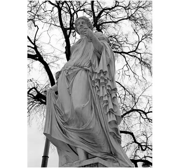 Статуя Флоры в СанктПетербурге В Питере А на Васильевском трамвайчики - фото 1